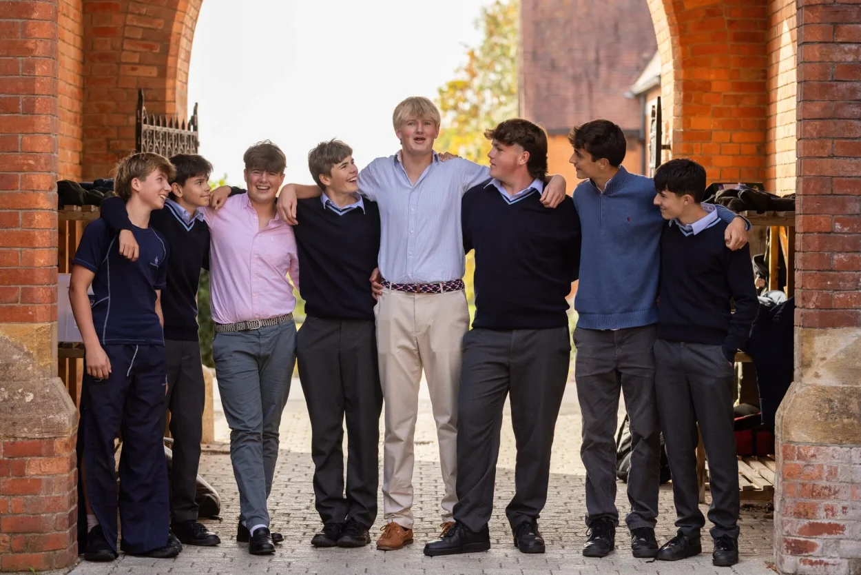 Boarders together in the archway