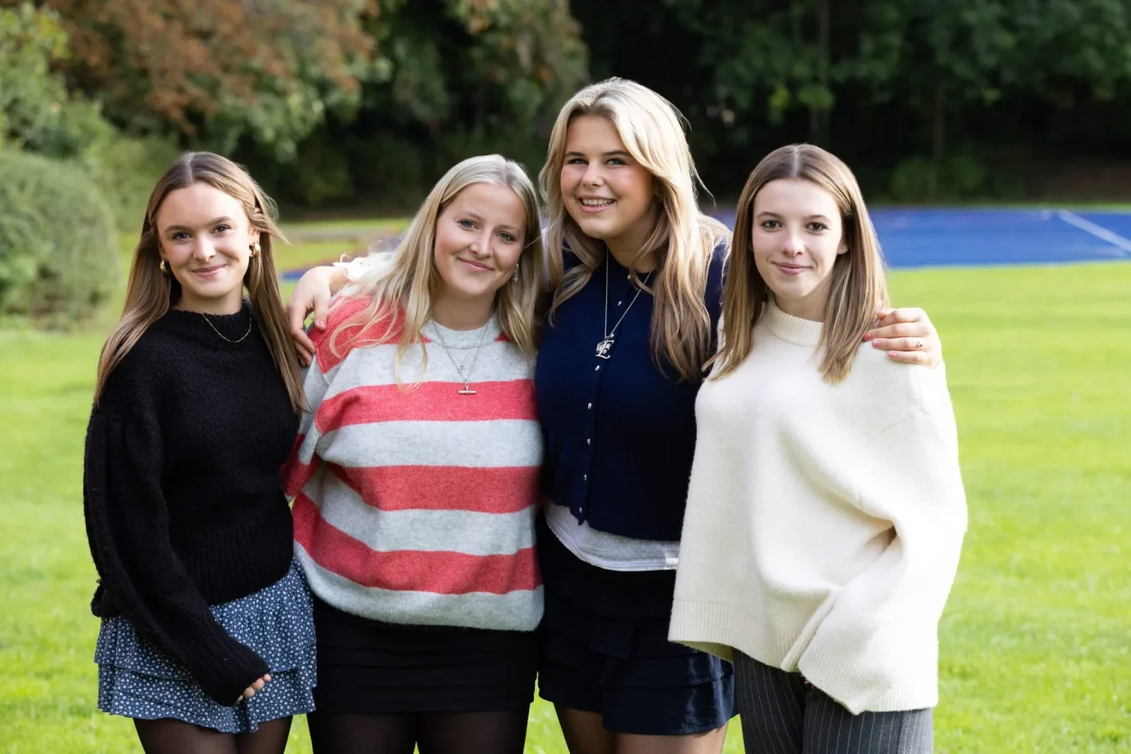 King's pupils together outside